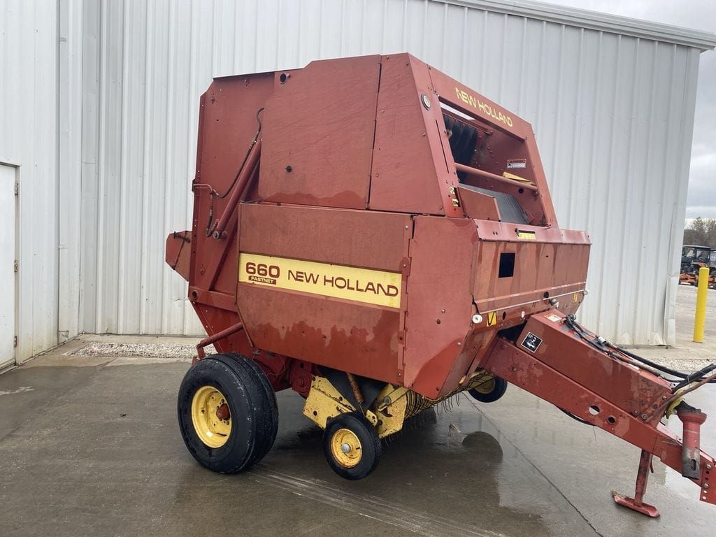 1993 New Holland 660 Equipment Image0