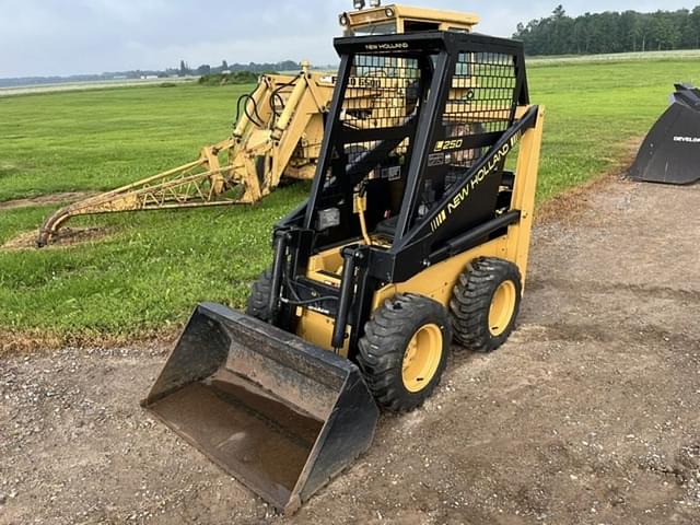 Image of New Holland L250 equipment image 1