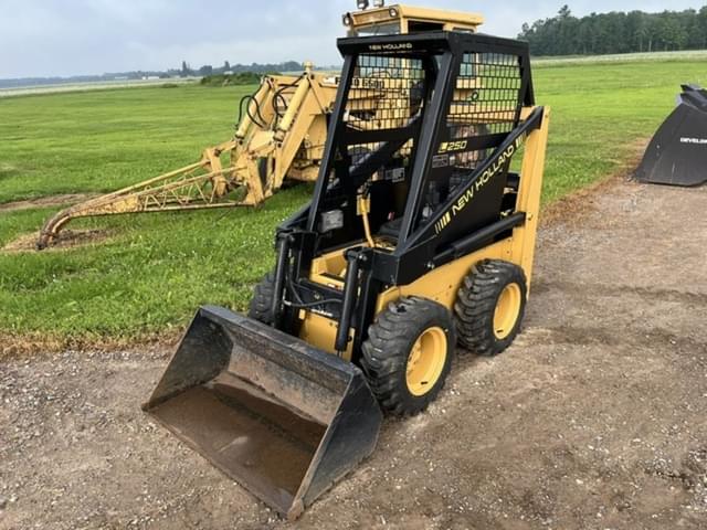 Image of New Holland L250 equipment image 1