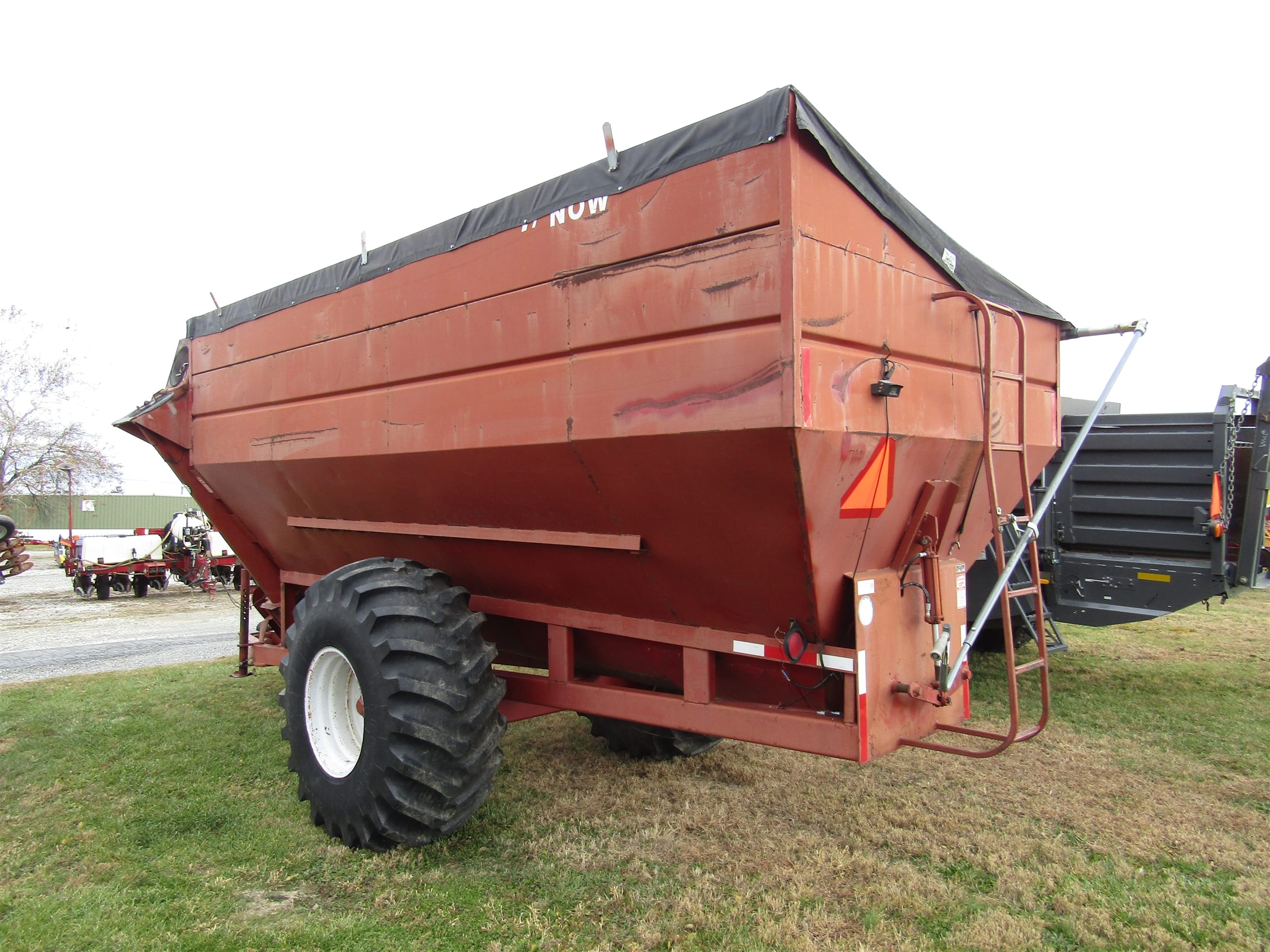 1993 LuckNow 600 Equipment Image0