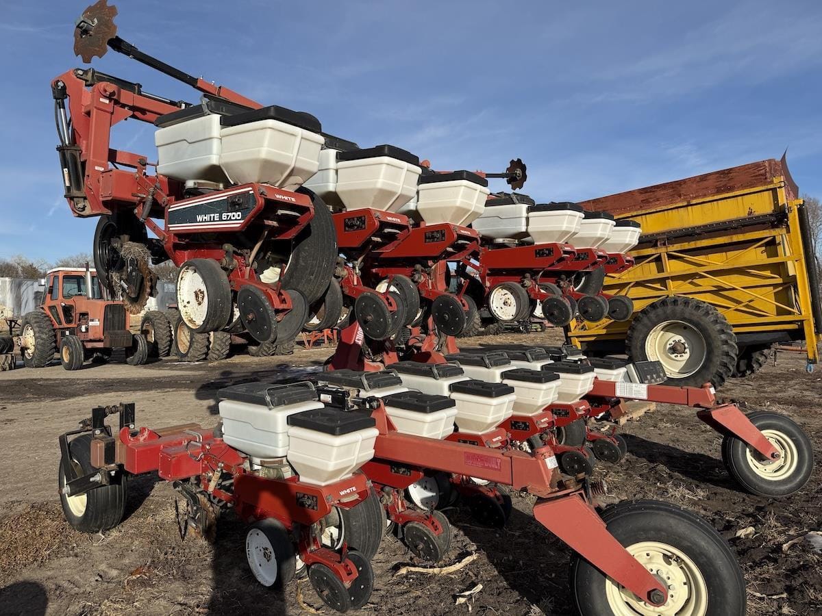 1993 White 6700 Equipment Image0