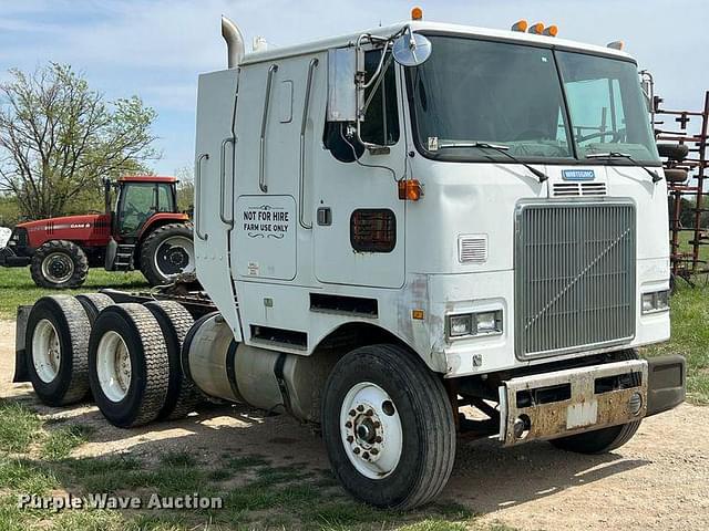 Thumbnail image White GMC Undetermined 2