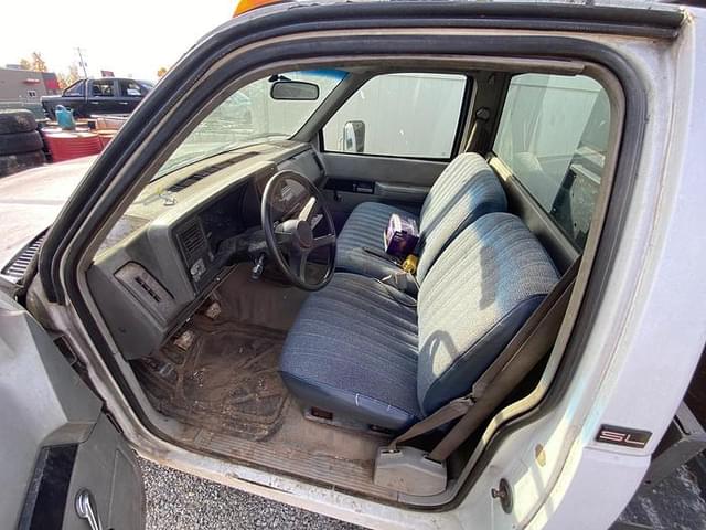 Image of Chevrolet 3500 equipment image 2