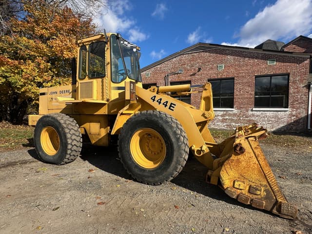 Image of John Deere 444E equipment image 2