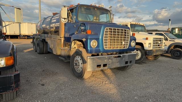 Image of Ford F-9000 equipment image 2