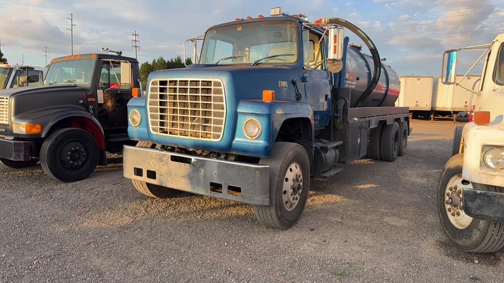Image of Ford F-9000 Primary image
