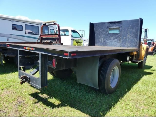 Image of Ford F-600 equipment image 2