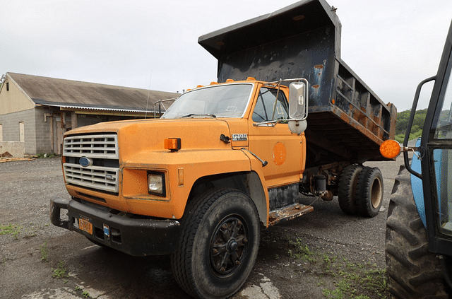 Image of Ford F700 equipment image 1