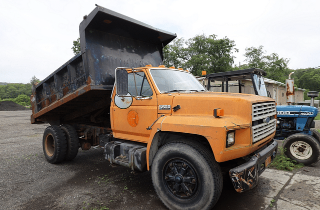 Image of Ford F700 equipment image 2