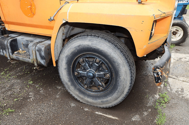 Image of Ford F700 equipment image 3