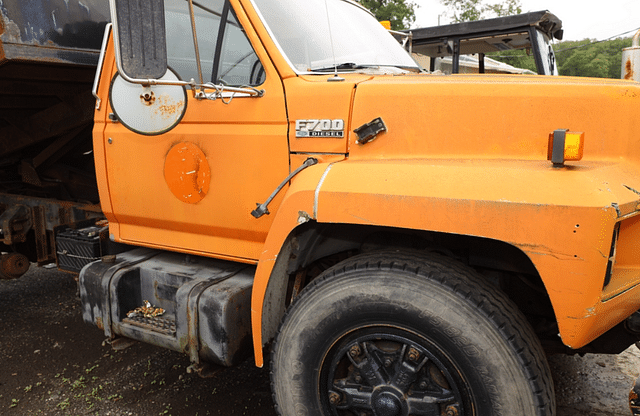 Image of Ford F700 equipment image 4