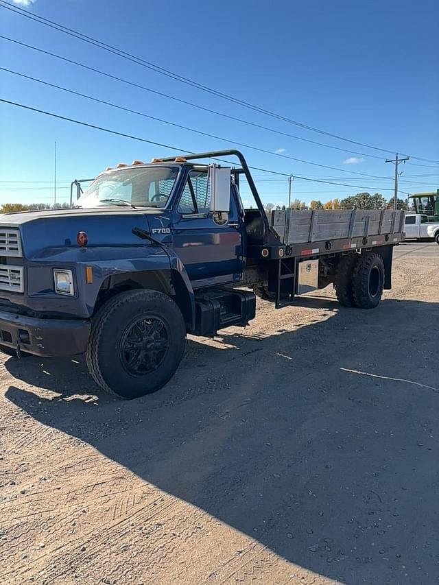 Image of Ford F-700 equipment image 2