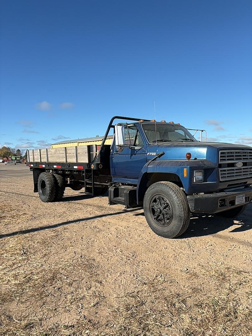 Image of Ford F-700 Primary image