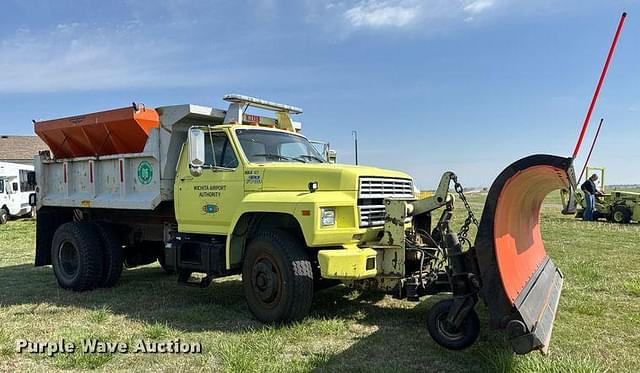 Image of Ford F700 equipment image 2