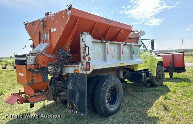 Image of Ford F700 equipment image 4