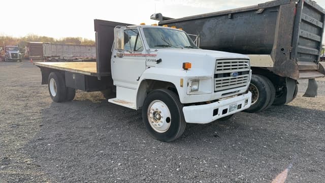 Image of Ford F-700 equipment image 2