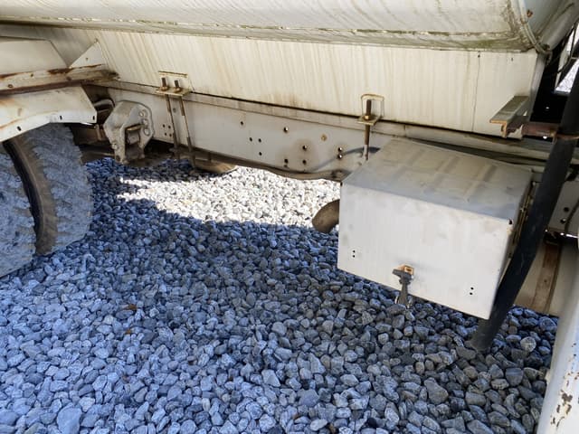 Image of Ford F-700 equipment image 4