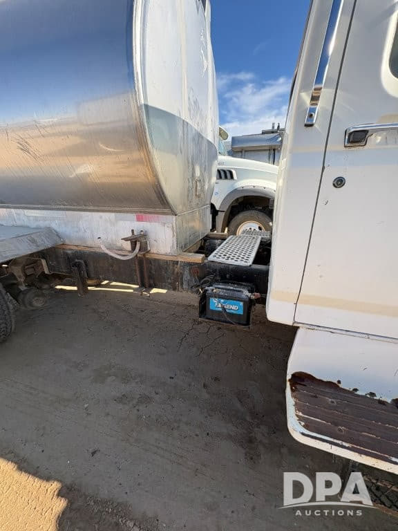 Image of Ford F-700 equipment image 2