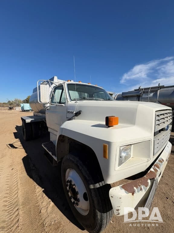 Image of Ford F-700 equipment image 1