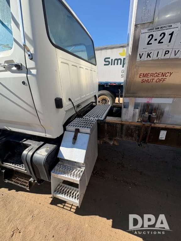 Image of Ford F-700 equipment image 4