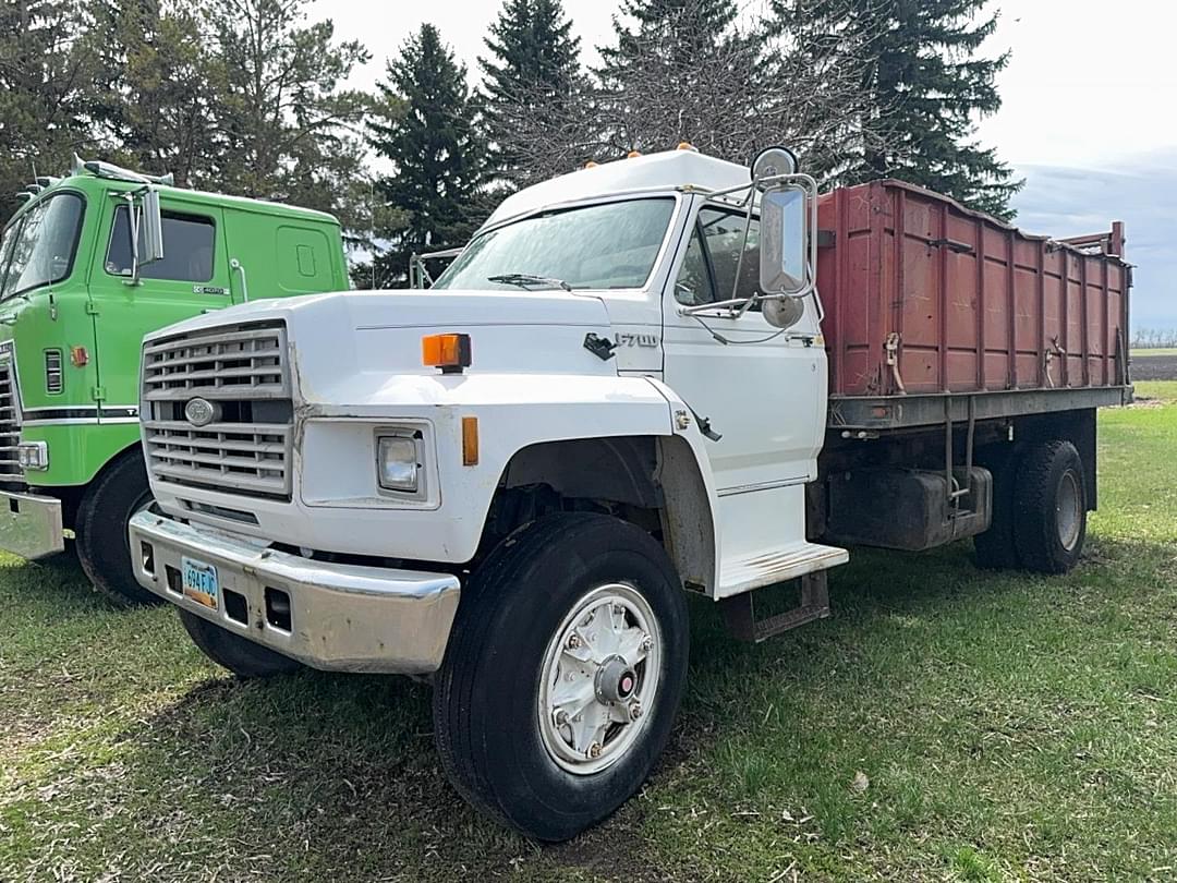 Image of Ford F-700 Primary image