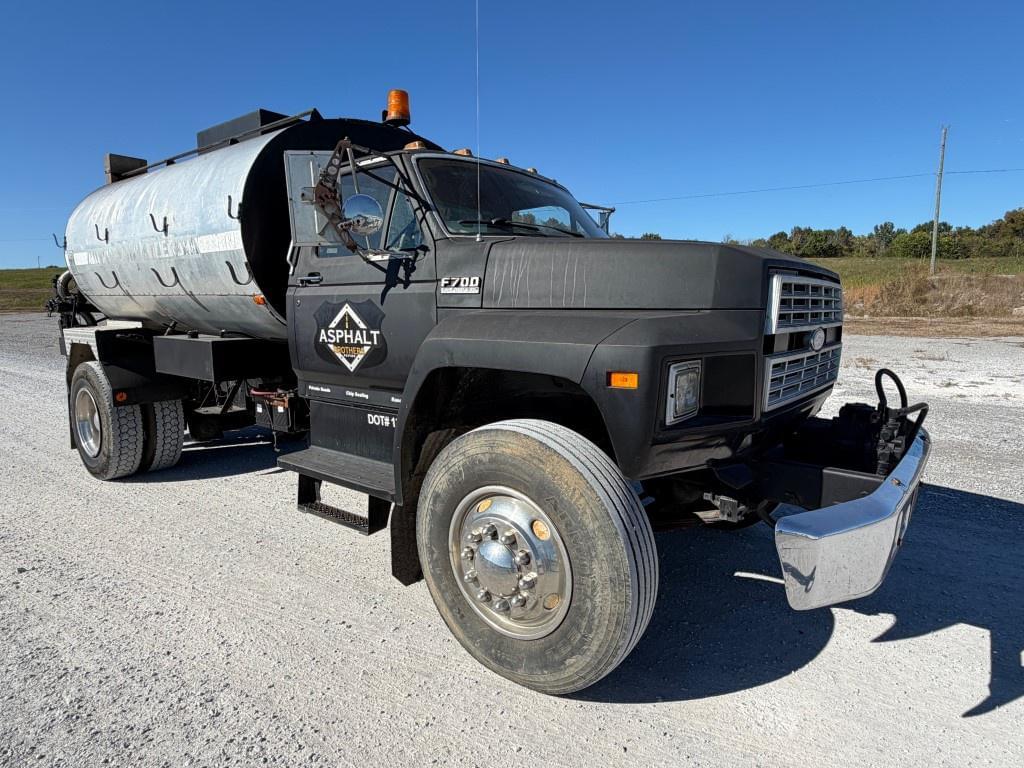 Image of Ford F-700 Primary image