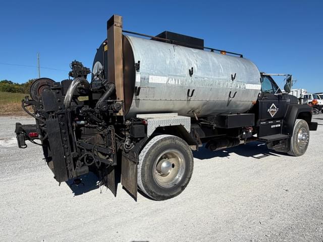 Image of Ford F-700 equipment image 3