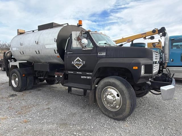 Image of Ford F-700 equipment image 2