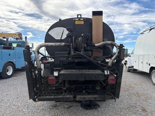 Image of Ford F-700 equipment image 4