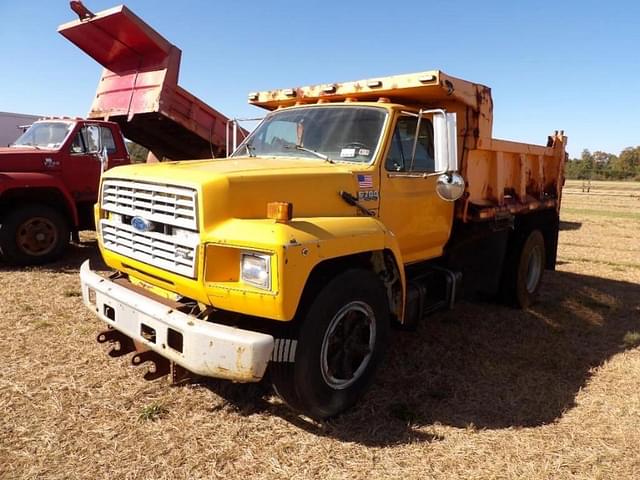 Image of Ford F-700 equipment image 2