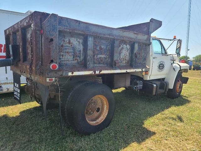 Image of Ford F-700 equipment image 3