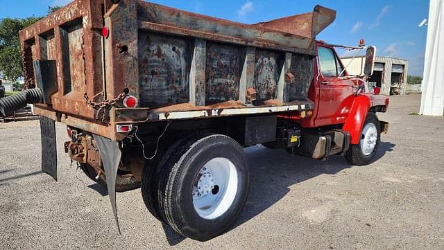Image of Ford F-700 equipment image 3