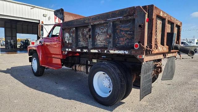 Image of Ford F-700 equipment image 4