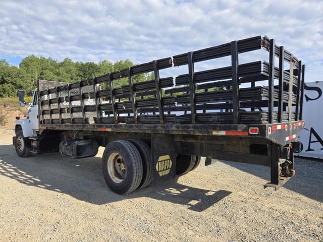 Image of Ford L8000 equipment image 2