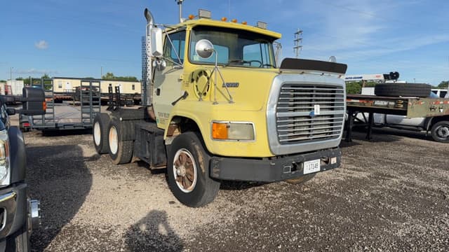 Image of Ford L9000 equipment image 2