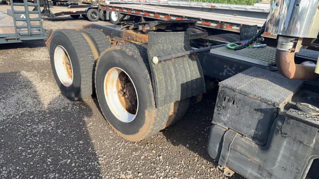 Image of Ford L9000 equipment image 4