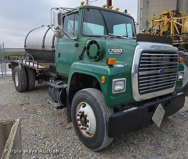 Image of Ford L7000 equipment image 2