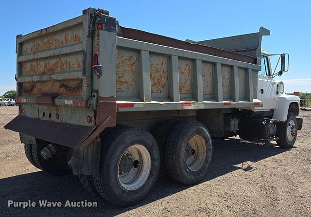 Image of Ford L8000 equipment image 4