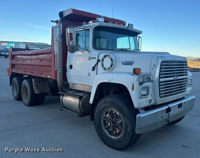 Image of Ford L8000 equipment image 2
