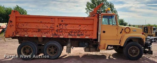 Image of Ford L8000 equipment image 3