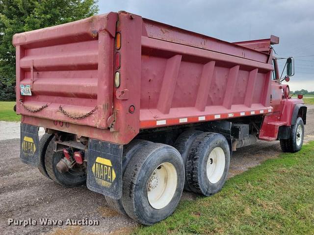 Image of Ford L8000 equipment image 4
