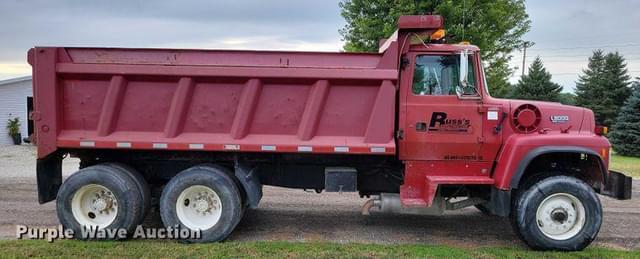 Image of Ford L8000 equipment image 3
