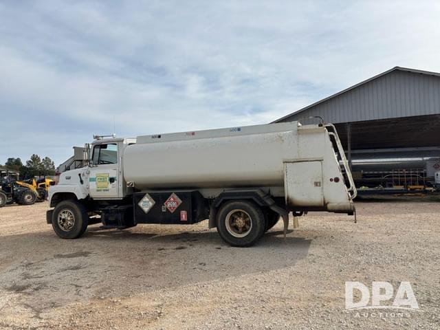 Image of Ford F-8000 equipment image 2