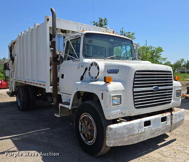 Image of Ford L8000 equipment image 2