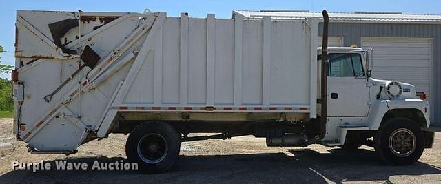 Image of Ford L8000 equipment image 3