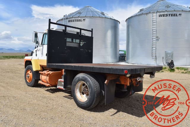 Image of Ford L8000 equipment image 3