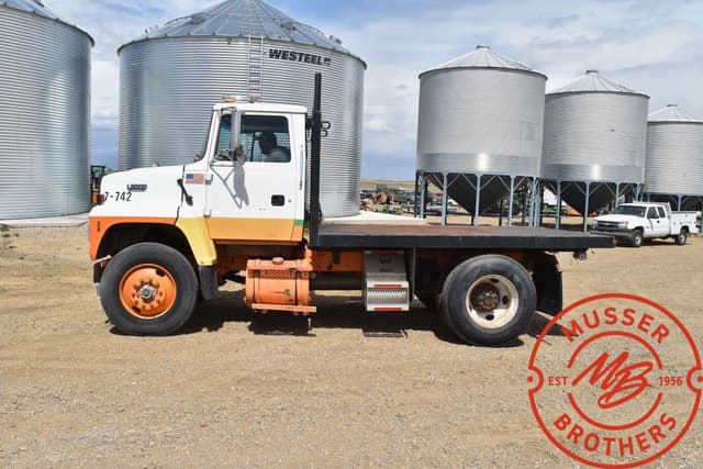 Image of Ford L8000 equipment image 2