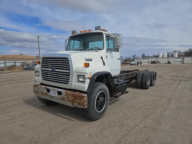 Image of Ford L8000 equipment image 3