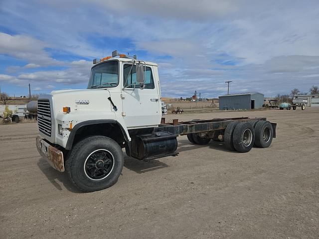 Image of Ford L8000 equipment image 2