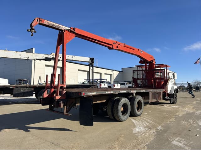 Image of Ford L9000 equipment image 4